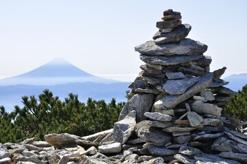 金峰山のケルンに富士山