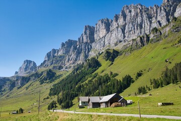 Idyllisches Bauernhaus umgeben von hohen Bergen