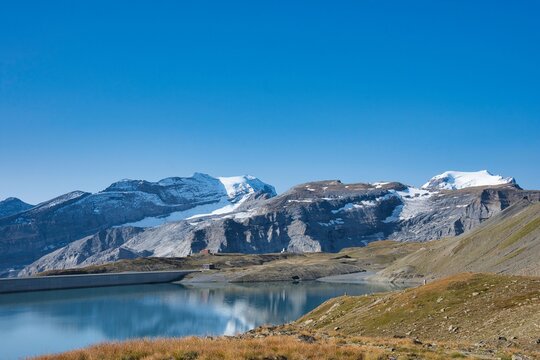Muttenseeh&uuml;tte mit Bergpanorama