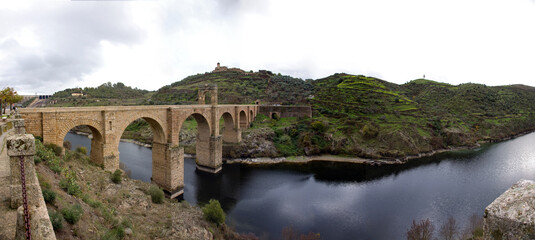 Fototapeta na wymiar Panorámica Rio Tajo Puente Romano