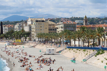 La plage de Nice et la Promenade des Anglais