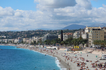 La plage de Nice et la Promenade des Anglais