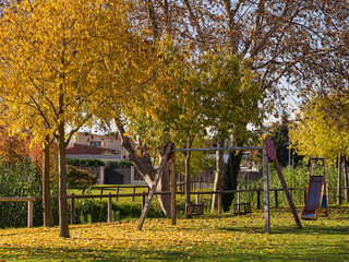 Paisaje otoñal de un parque con hojas de colores amarillos y rojos. Llinars del Valles, otoño 2019
