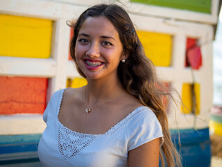 Chica posando en unas casas de colores 
