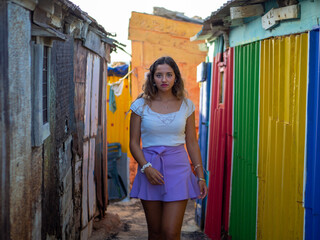 Chica posando en unas casas de colores 