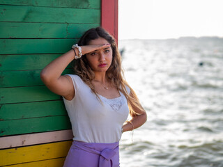 Mujer joven posando al lado del mar 