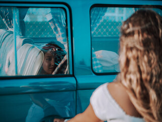 Mujer joven con una furgoneta azul