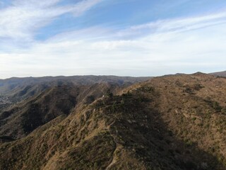 Vista aérea panorámica de una cadena montañosa a 1250 metros.