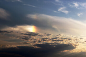Fototapeta na wymiar Ein Teil von einem Halo (Lichteffekt) am Abendhimmel zwischen Wolken
