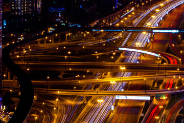 trafico nocturno y luces en autopista de la ciudad de Dubai