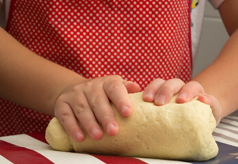 niño amasando pan o masa