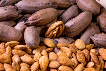 Nueces y pecanas encima de mesa de madera rustico con yute y cesta