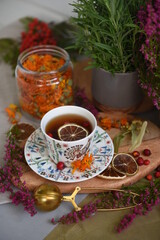 Obraz na płótnie Canvas cup of tea with cinnamon and mint
