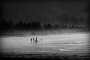 Obraz na płótnie Canvas surfing in the fog on the beach