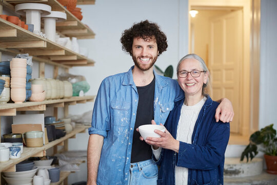 Portrait of smiling man and woman in pottery class