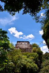 Fototapeta na wymiar México pirámide en la cima del cerro