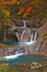 Fototapeta na wymiar 秋深まる西沢渓谷の七ツ釜五段の滝
