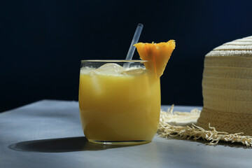 Juego de Piña en vaso con carrizo