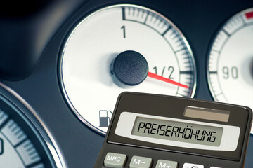 Tankanzeige in einem Auto, Taschenrechner und Preiserhöhung