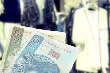 Schaufenster von einem Geschäft und Geld Polnische Zloty PLN