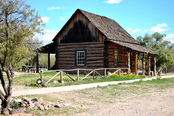 Fototapeta na wymiar old western log cabin