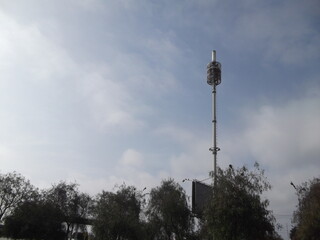Antena de telecomunicaciones sobre árboles