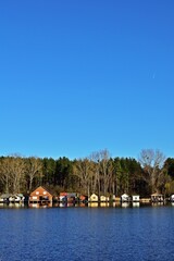 Obraz premium Hütten am Fischerteich Bokod