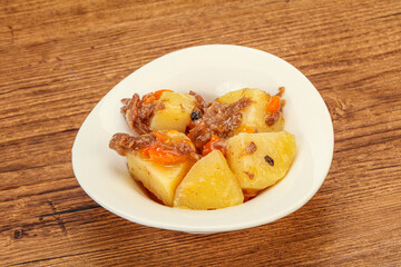 Roasted potato and beef with sauce