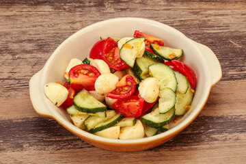Salad with vegetables and mozzarlla