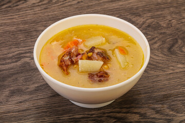 Pea soup with smoked ribs