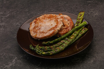 Grilled tuna steak with asparagus