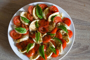 Teller mit Tomate - Mozzarella - Basilikum und Gewürzen 2
