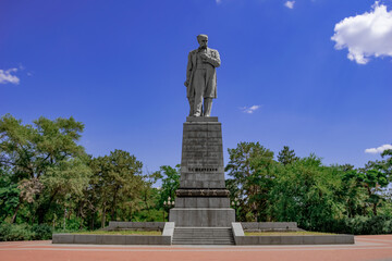 Obraz premium Dnipro, Ukraine - July 21, 2020: Monument to Taras Shevchenko on Monastyrsky Island in Dnipro. Sculpture of the famous Ukrainian poet on a high pedestal in the park on a sunny summer day