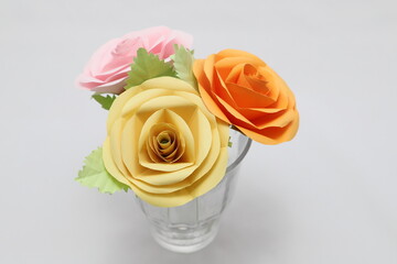 グラスに飾った折り紙で作ったバラの花