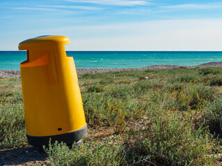 Naklejka premium Empty beach with trash can