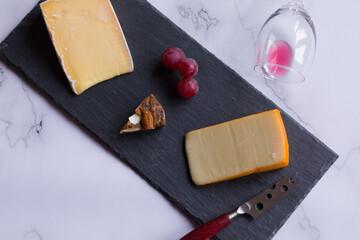 Cheese platter witch assorted cheese and grapes