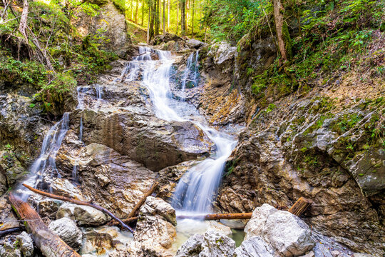 Wasserfall des Lainbachs bei sommerlichem Niedrigwasser