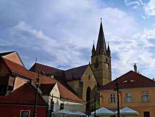 Fototapeta na wymiar Iglesia Metodista Unida Luz desde la Luz y el campanario de la Catedral Luterana de Santa María en Sibiu.