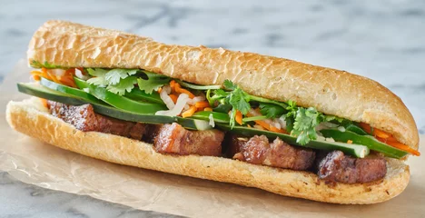 Fototapeten vietnamesisches Bahn-Mi-Sandwich mit Schweinebauch © Joshua Resnick