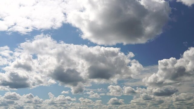 Time Lapse of blue sky with white clouds. Relaxing view of moving transforming clouds. Formating white cloudscape. 1080p