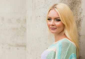 Woman posing in an autumn park, in a knitted sweater
