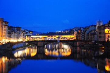 Fototapeta na wymiar NIght view of townscape at the edges of the Arno river, in Florence, Italy. Fiume Arno.