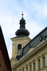 Fototapeta na wymiar Campanario de la iglesia católica de la Santísima Trinidad en las calles de Sibiu, Rumanía.