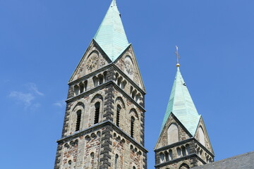 Fototapeta na wymiar Rückansicht Kirchtürme der Sankt-Lambertus-Kirche in Kalterherberg / Eifel