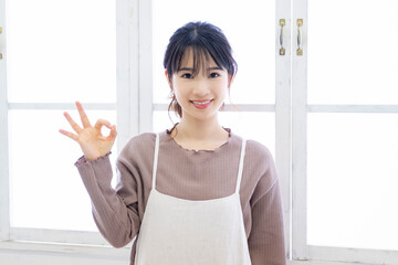 OKのジェスチャーをする若い女性
