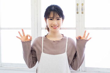 OKのジェスチャーをする若い女性
