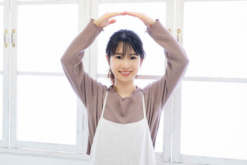 OKのジェスチャーをする若い女性