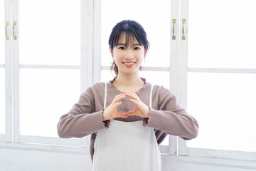OKのジェスチャーをする若い女性