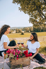 Naklejka premium Female friends enjoying a picnic in nature.