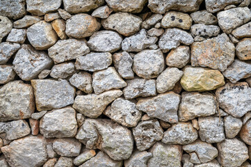 Trockenmauer aus Natursteinen als grafischer Hintergrund oder Steintextur